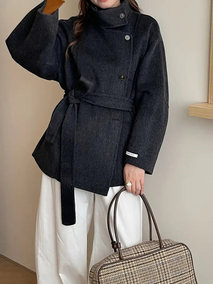 Damski Krótki Płaszcz z Paskiem